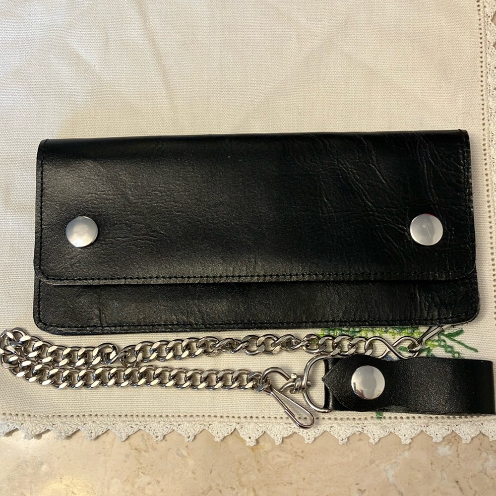 Men’s Genuine Leather Wallet w/Chain.